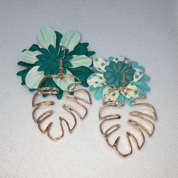 Jewelry - New Pair Tropical Leaf Earrings